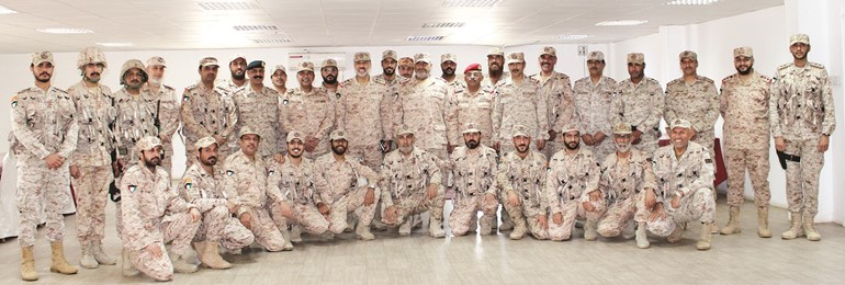 الفريق الركن عبدالله النواف واللواء الركن خالد الصالح مع رجال قوة واجب صباح في لقطة جماعية﻿