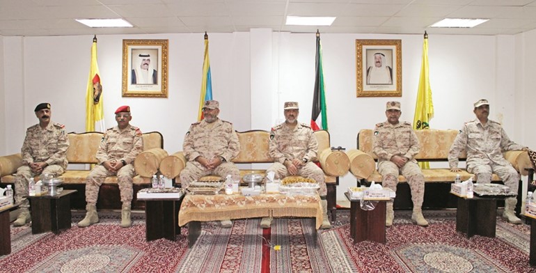 الفريق الركن عبدالله النواف واللواء الركن خالد الصالح لدى زيارة قوة واجب صباح﻿