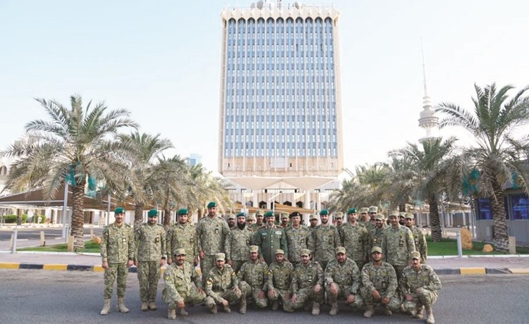 اللواء الركن فالح شجاع متوسطا رجال مواقع الحراسات الخارجية في لقطة جماعية﻿