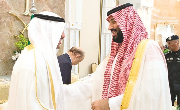 صاحب السمو الملكي الأمير محمد بن سلمان ولي العهد نائب رئيس مجلس الوزراء مصافحا رئيس مجلس الأمة مرزوق الغانم(واس)﻿