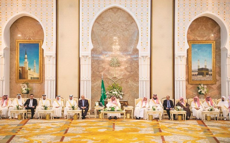 خادم الحرمين الشريفين الملك سلمان بن عبدالعزيز مستقبلا الرئيس اليمني عبد ربه منصور هادي ورئيس مجلس الأمة مرزوق الغانم ولفيفا من الأمراء وكبار المسؤولين في المملكة بحضور صاحب السمو الملكي الأمير محمد بن سلمان ولي العهد نائب رئيس مجلس الوزراء وزير الدفاع	(واس)﻿