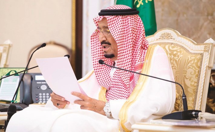 خادم الحرمين الملك سلمان بن عبدالعزيز ملقيا كلمته خلال استقباله الأمراء ومفتي عام المملكة والعلماء والمشايخ وكبار المدعوين من دول مجلس التعاون والوزراء	(واس)﻿