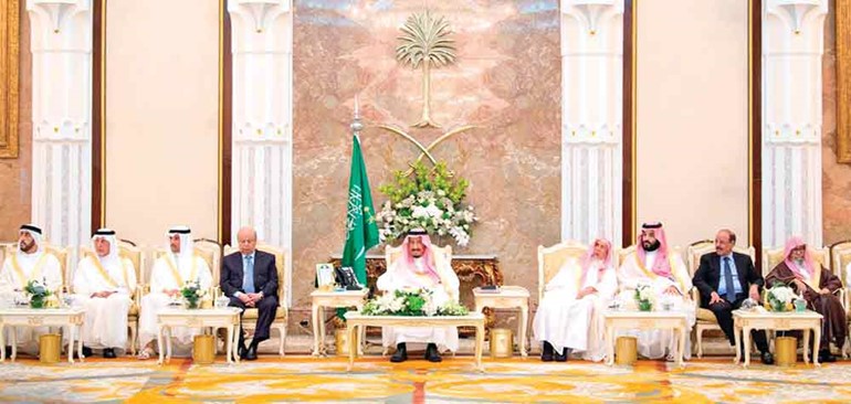 خادم الحرمين الشريفين الملك سلمان بن عبدالعزيز لدى استقباله الرئيس اليمني ورئيس مجلس الأمة مرزوق الغانم والأمراء ومفتي المملكة والعلماء والمشايخ وكبار المدعوين بحضور صاحب السمو الملكي الأمير محمد بن سلمان