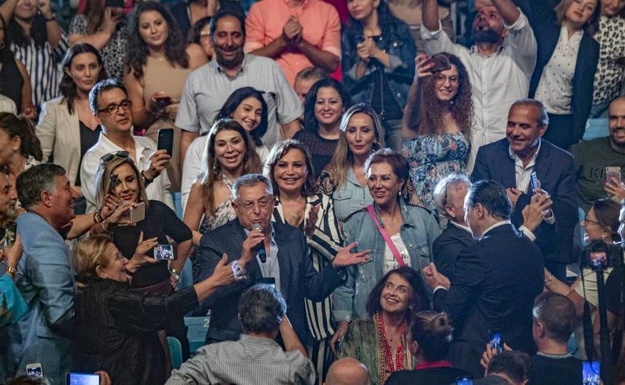 بالفيديو.. رئيس وزراء لبنان الأسبق يغني لعبد الحليم حافظ
