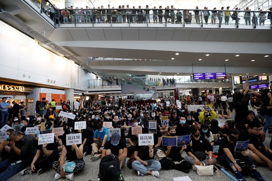 سلطات مطار هونج كونج تلغي كل الرحلات اليوم الاثنين