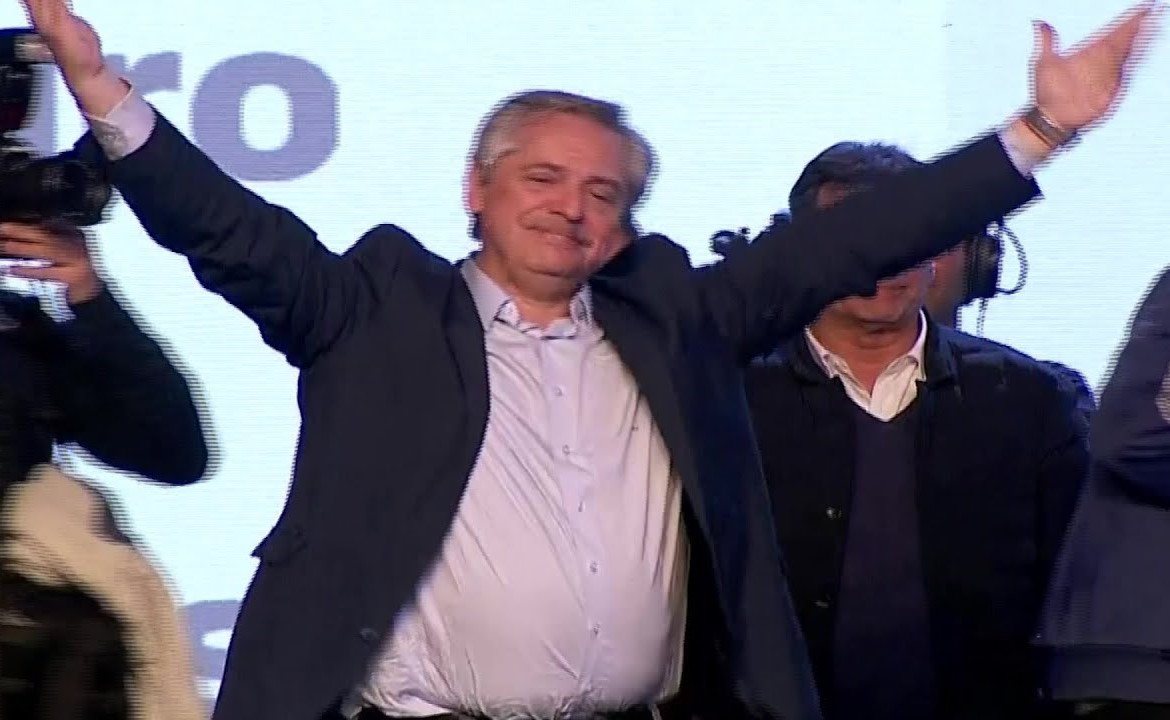 ألبرتو فرنانديز يلحق هزيمة كبرى بالرئيس الأرجنتيني ماكري في الانتخابات التمهيدية