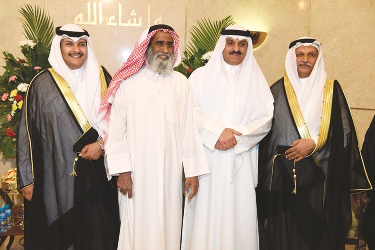 عبدالله الخليفي وعبدالله الحقان يباركان﻿