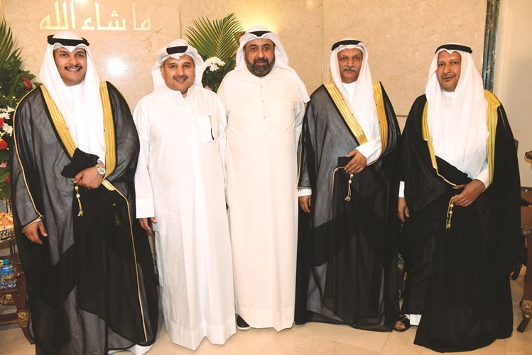 عبدالعزيز بن ناجي متوسطا المعرس ووالده وعميه د.عبدالرحمن بوبشيت وأسامة بوبشيت﻿