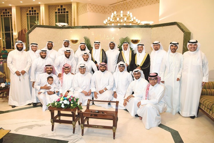 ولقطة تذكارية للمعرس مع الأصدقاء بالمناسبة السعيدة﻿