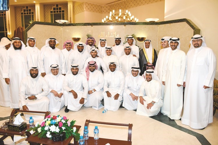 المعرس عذبي خالد بوبشيت متوسطا الاهل في لقطة تذكارية﻿