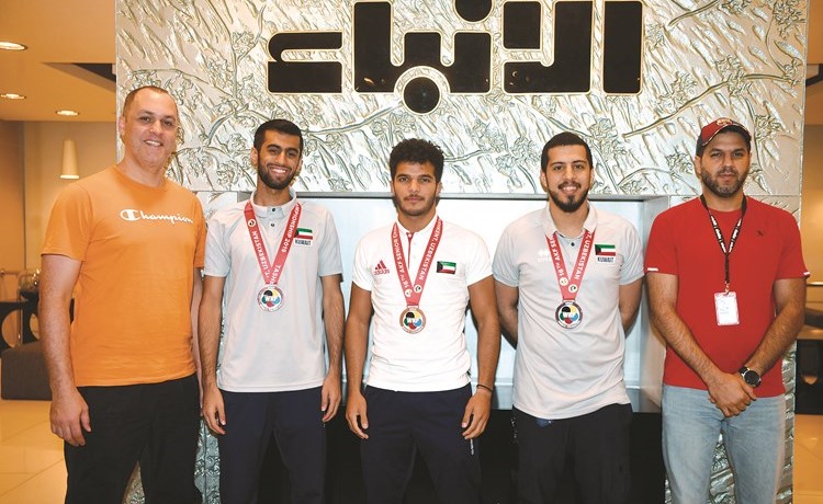 المدرب جابر الحماد واللاعبون عبدالله عبدالعزيز وعمر الجاسم ومحمد المجادي والزميل يعقوب العوضي			(محمد هاشم)﻿