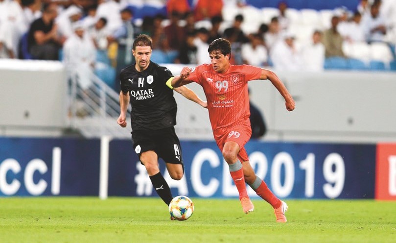 لاعب الدحيل ميمي يحاول المرور من لاعب السد غابي﻿