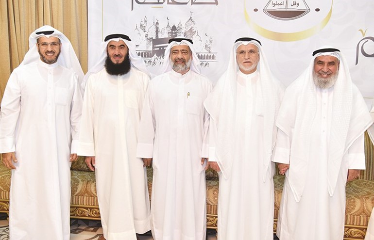 محمد العمر وعدد من الحضور خلال استقبال جمعية الإصلاح	(ريليش كومار)﻿