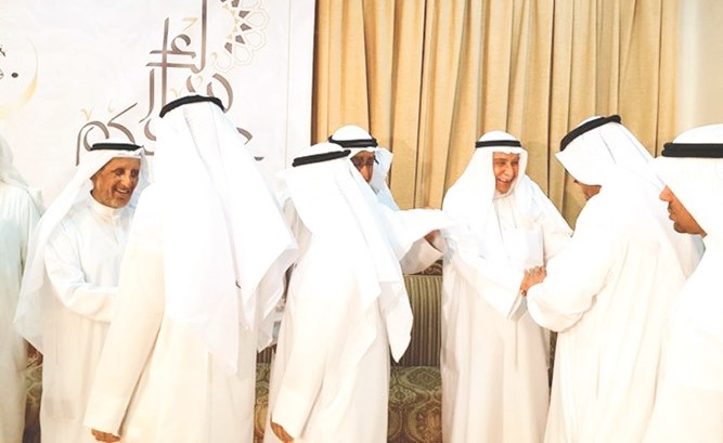 د.خالد المذكور وأعضاء مجلس الإدارة يستقبلون المباركين بالعيد﻿