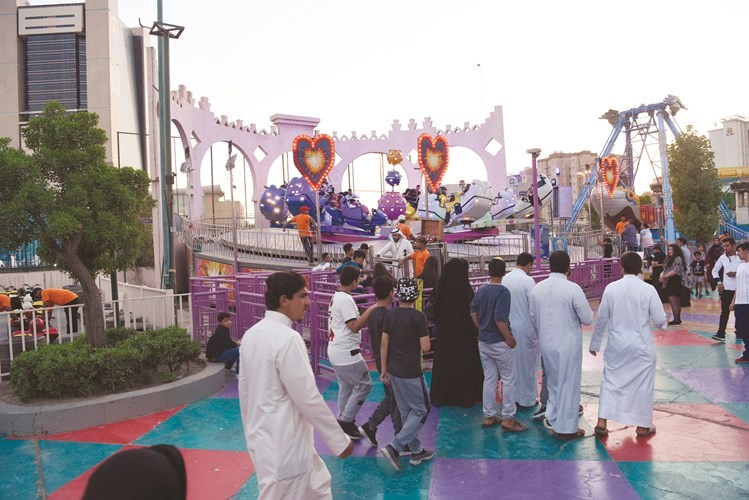 العديد يحرصون على الذهاب الى الاماكن الترفيهية ﻿