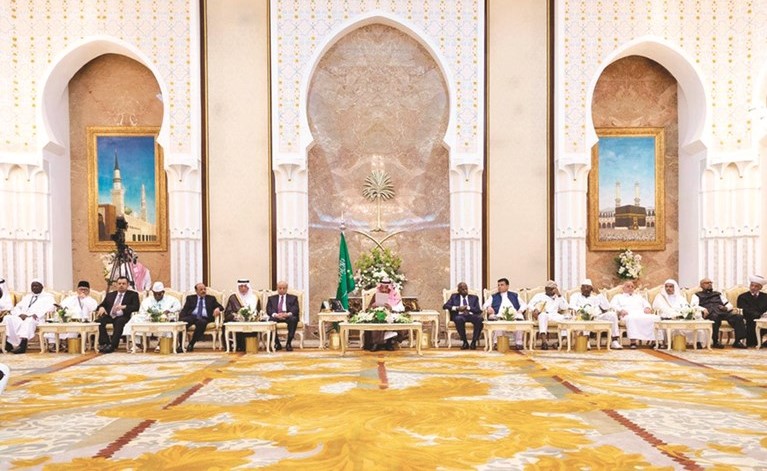خادم الحرمين الشريفين الملك سلمان بن عبدالعزيز ملقيا كلمته خلال حفل الاستقبال السنوي لكبار الشخصيات ممن ادوا فريضة الحج لهذا العام	(واس)﻿