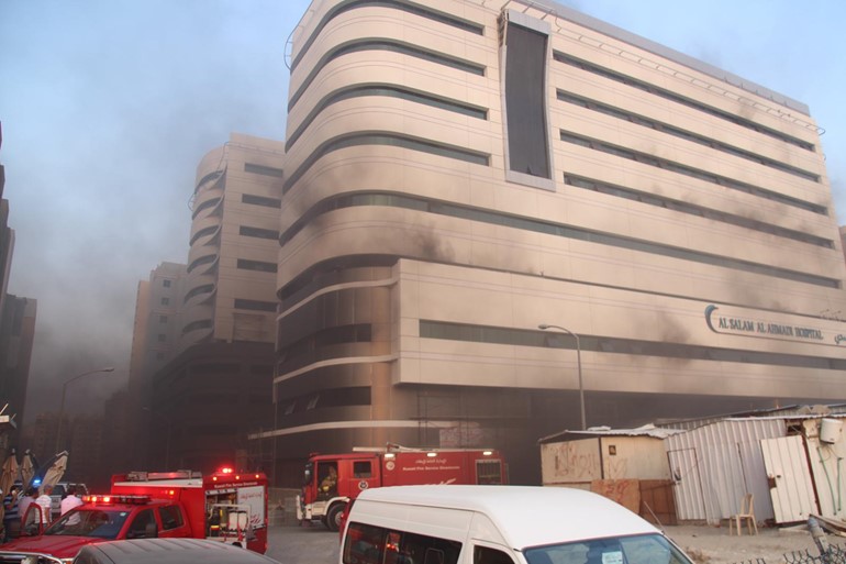 أربعة فرق للإطفاء تسيطر على حريق مستشفى خاص قيد الإنشاء بالمهبولة