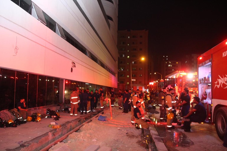 أربعة فرق للإطفاء تسيطر على حريق مستشفى خاص قيد الإنشاء بالمهبولة