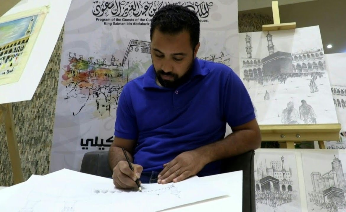 رسام مصري يوزع لوحات مجانية على الحجاج في مكة المكرمة
