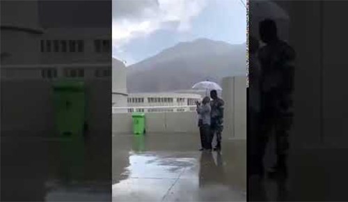 بالفيديو.. رجل أمن يحمل مظلة لأحد الحجاج أثناء قيامه بالدعاء لحمايته من المطر