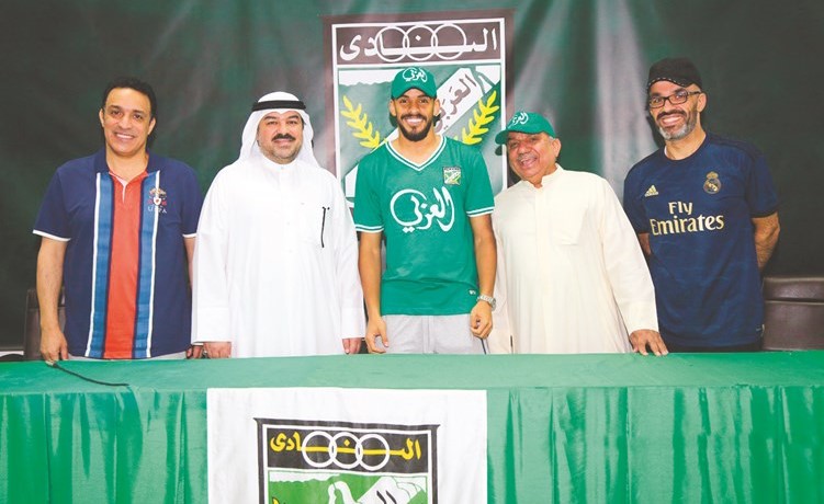 فيصل عجب ومسؤولو النادي العربي بعد توقيع العقد			(المركز الإعلامي للعربي)﻿