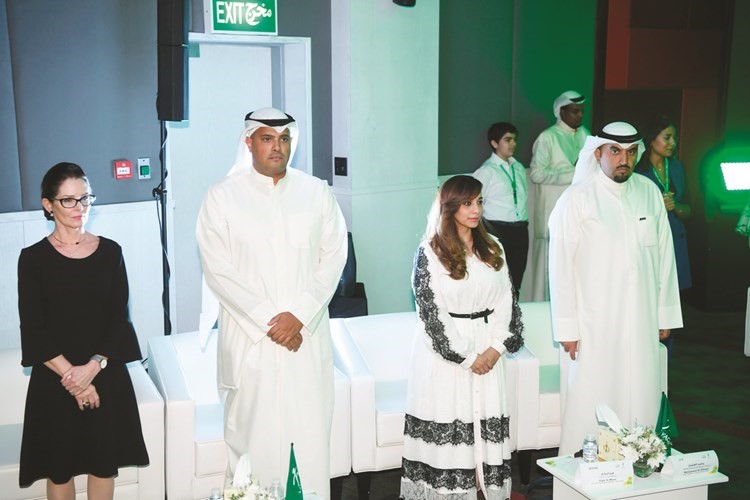 محمد العثمان وهيا المانع ويوسف البعيجان وهیذر رنسون خلال الحفل﻿