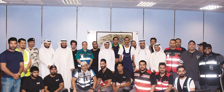  د. خالد الفاضل وم.محمد بوشهري وقيادات الكهرباء مع العاملين في محطة الزور الجنوبية ﻿