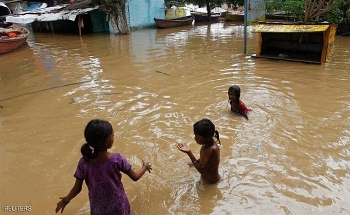 بالفيديو.. أكثر من 200 قتيل ومليون نازح جراء فيضانات الهند