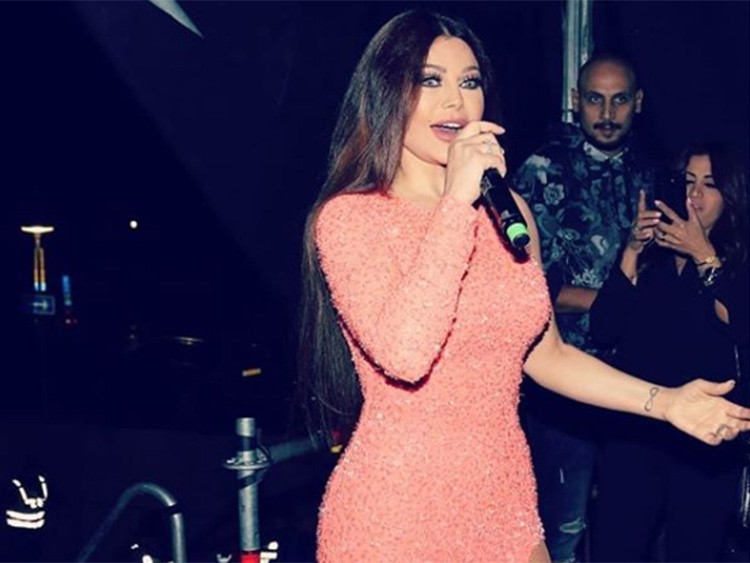 بالفيديو.. موقف محرج لهيفاء وهبي بحفلها في السويد.. وهذا رد فعلها !