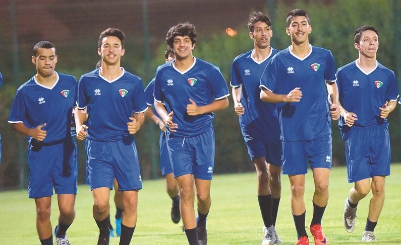 ﻿الأمل يراود لاعبي أزرق الشباب لإعادة هيبة الكرة الكويتية﻿