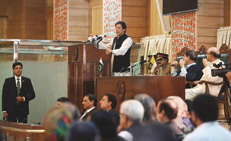 ﻿رئيس الوزراء الباكستاني عمران خان متوعدا بتلقين الهند درسا خلال خطابه أمام المجلس التشريعي بكشمير أمس	(ا.ف.پ) ﻿