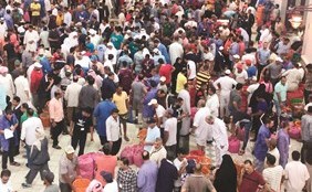  ﻿جانب من الزحام في سوق السمك أمس ﻿