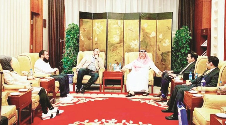 وزير الصحة الشيخ د.باسل الصباح لدى وصوله إلى بكين وفي استقباله السفير سميح جوهر حيات﻿