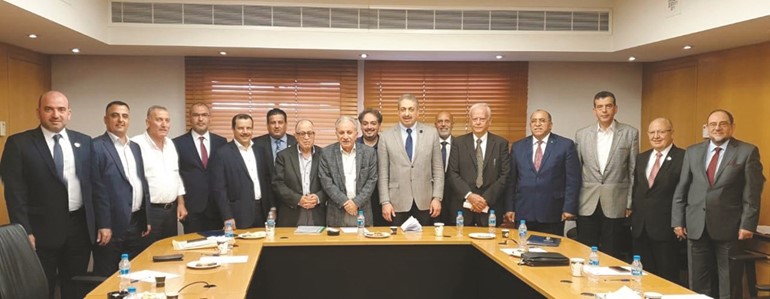 أعضاء الوفد الكويتي إلى جانب المهندسين العرب في ختام اجتماعهم ببيروت﻿