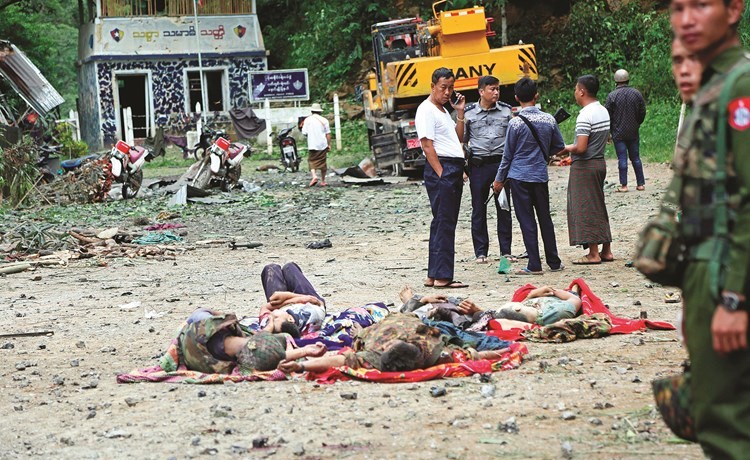  جثث ضحايا الهجمات المسلحة في ميانمار وبينهم عسكريون امس ﻿