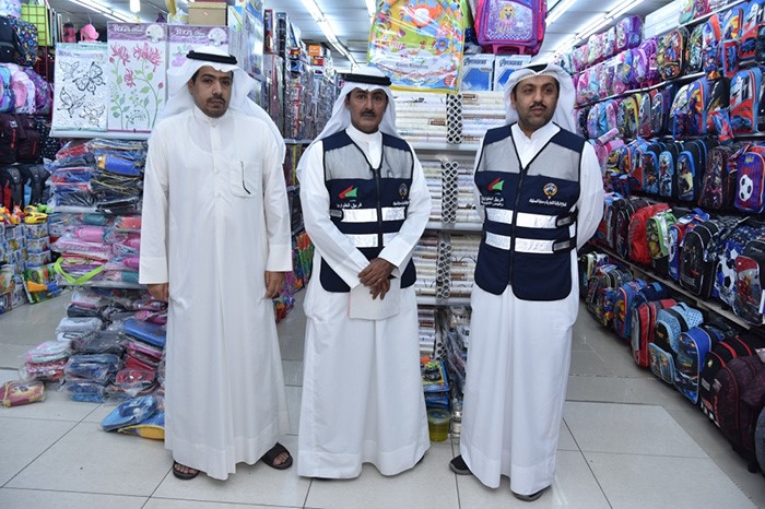 عايد الشمري وربيع العازمي وعبدالله المطيري يراقبون مستلزمات المدارس (ريليش كومار)