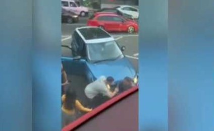 بالفيديو.. سيدة يسحق جسدها وتعلق بين سيارتين بعد تشاجرها مع سائق تاكسي