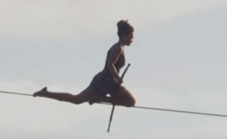 بالفيديو.. فتاة فرنسية تقطع مسافة 350 مترا على الحبل