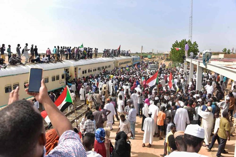 الوفود تتواصل على السودان لحضور التوقيع النهائي على الاعلان الدستوري والمعارضة تحتفل بتسيير مواكب شعبية