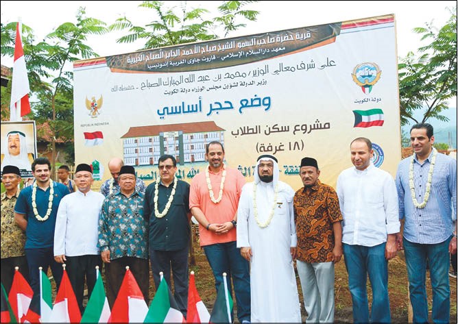  جانب من مراسم وضع حجر أساس بناء سكني للطلبة بحضور الوزير المفوض بوزارة الخارجية ناصر الهين والسفير الصقر والشيخ محمد العبدالله والناشط أحمدالهولي