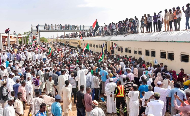 ﻿سودانيون من مدينة عطبرة مهد الاحتجاجات يصلون الخرطوم للاحتفال بالتوقيع على الوثيقة الدستورية 			 (أ.ف.پ)	﻿