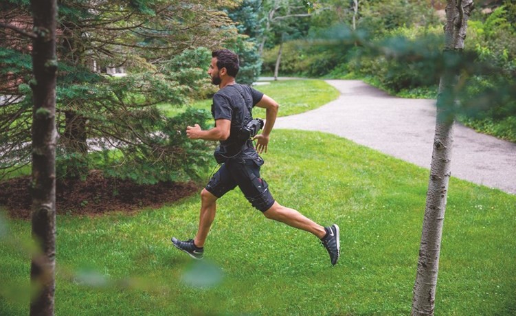 شورت آلي لتحسين الأداء خلال المشي أو الجري