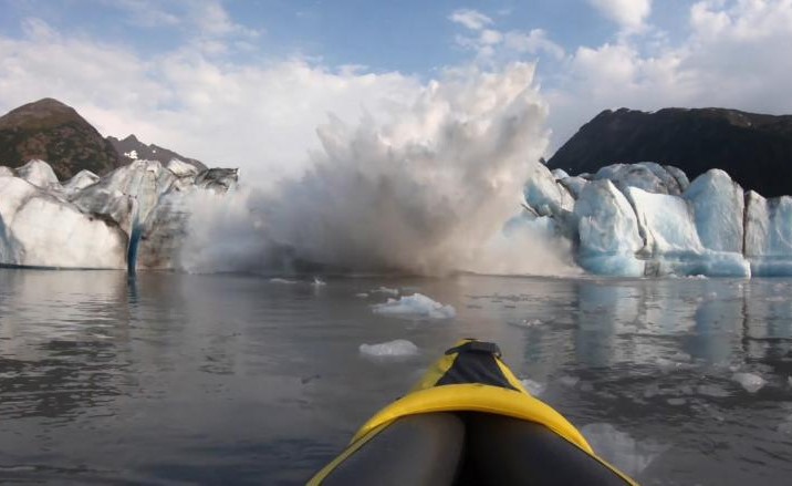 بالفيديو.. جبل جليدي ضخم ينهار فجأة أمام سائحين بألاسكا