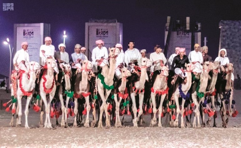 نادي فرسان الوطن يصور لزوار «سوق عكاظ» حقبة ما قبل 1500 عام