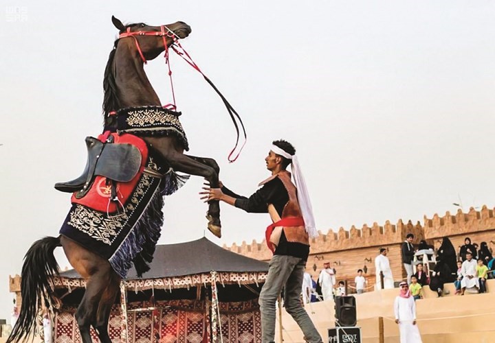 نادي فرسان الوطن يصور لزوار «سوق عكاظ» حقبة ما قبل 1500 عام