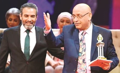 مدير المهرجان أحمد عبدالعزيز مكرما الكاتب المسرحي القدير السيد حافظ﻿