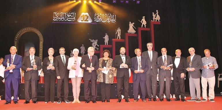 ﻿لقطة جماعية للمكرمين في دورة المهرجان القومي للمسرح المصري الجديدة﻿