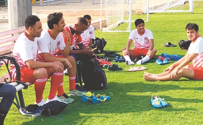 لاعبو الصليبخات بعد أولى مباريات الفريق في القاهرة﻿