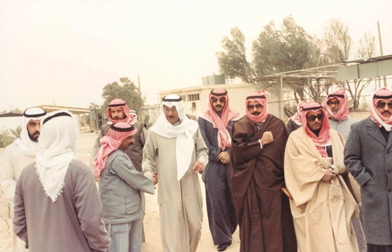 فهد الحساوي رحمه الله أثناء جولة له كرئيس للهيئة العامة للزراعة للاطلاع على أحوال المزارعين﻿