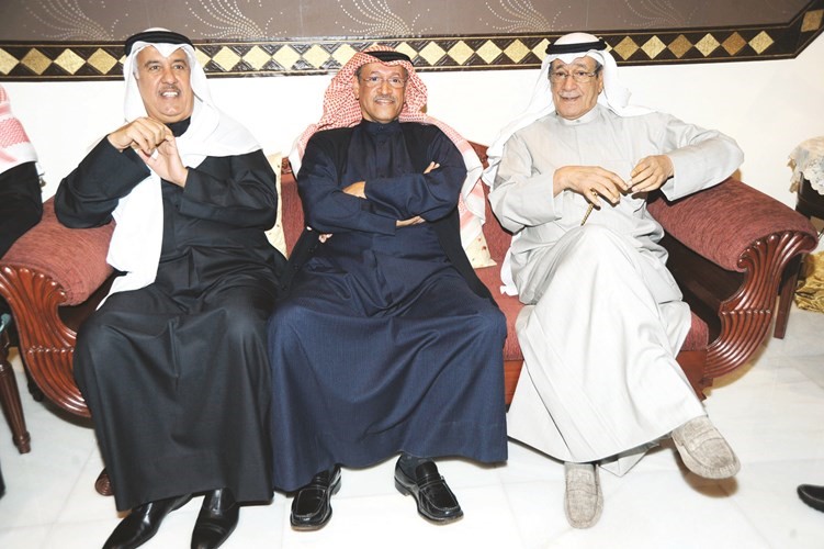  الراحل فهد الحساوي مع أنور الحساوي وجاسم الصقر في إحدى المناسبات﻿